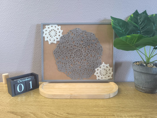 cadre gris avec déco napperon