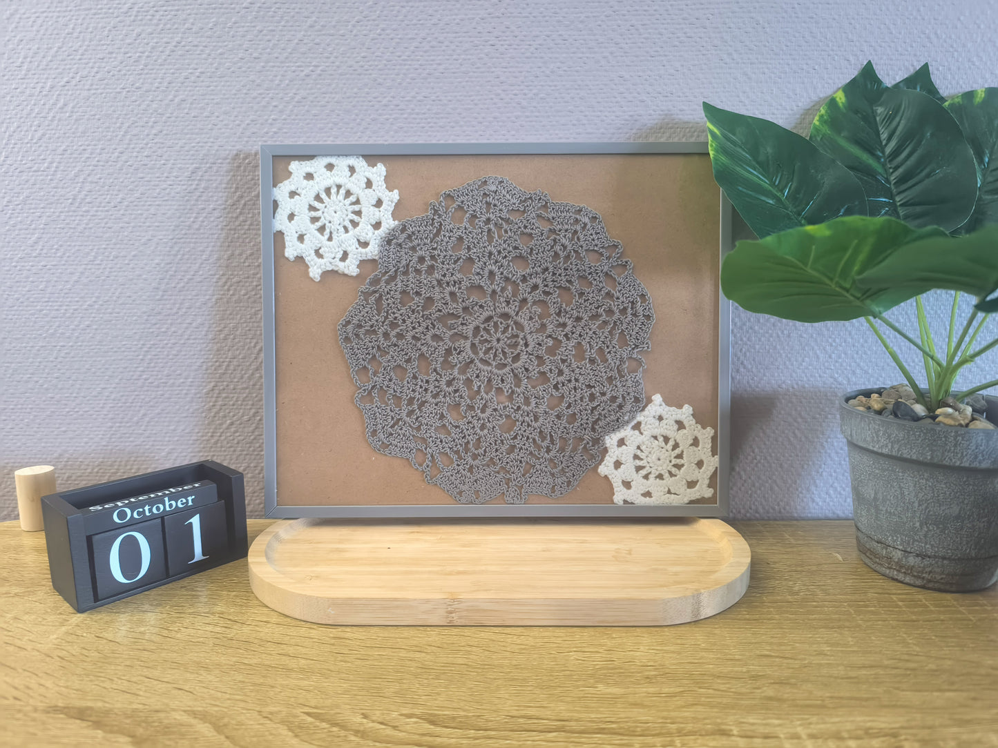 cadre gris avec déco napperon