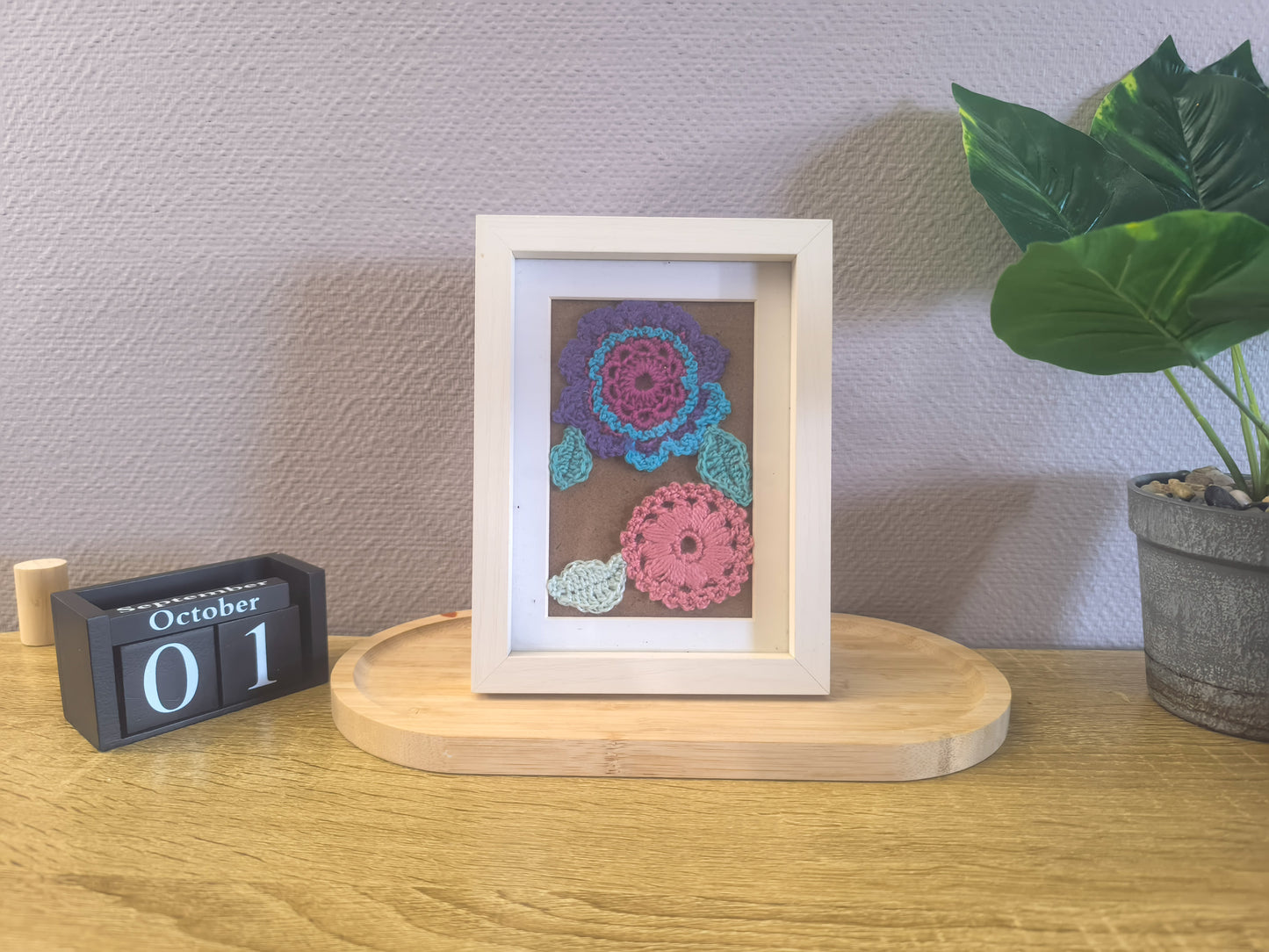 petit cadre décoratif blanc et multicolore