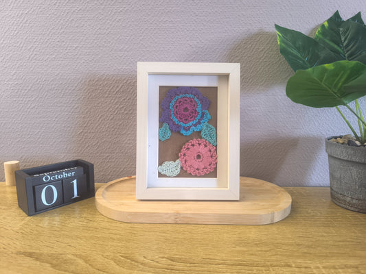 petit cadre décoratif blanc et multicolore